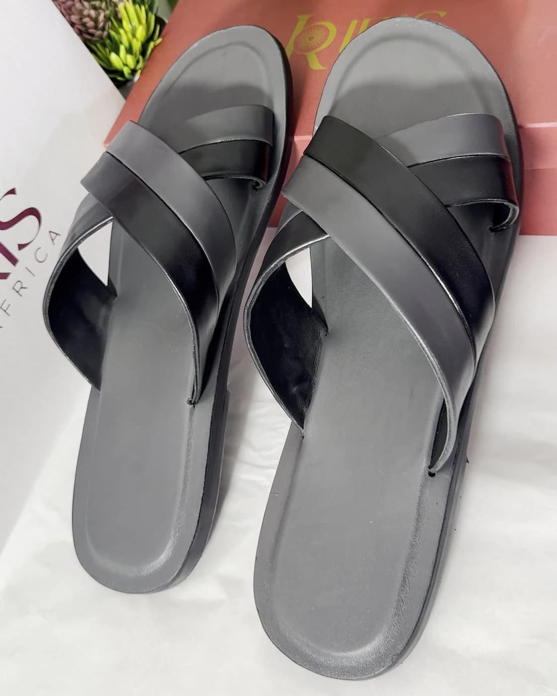DEMI Palm in Grey and Black: crossed black leather straps over a grey footbed